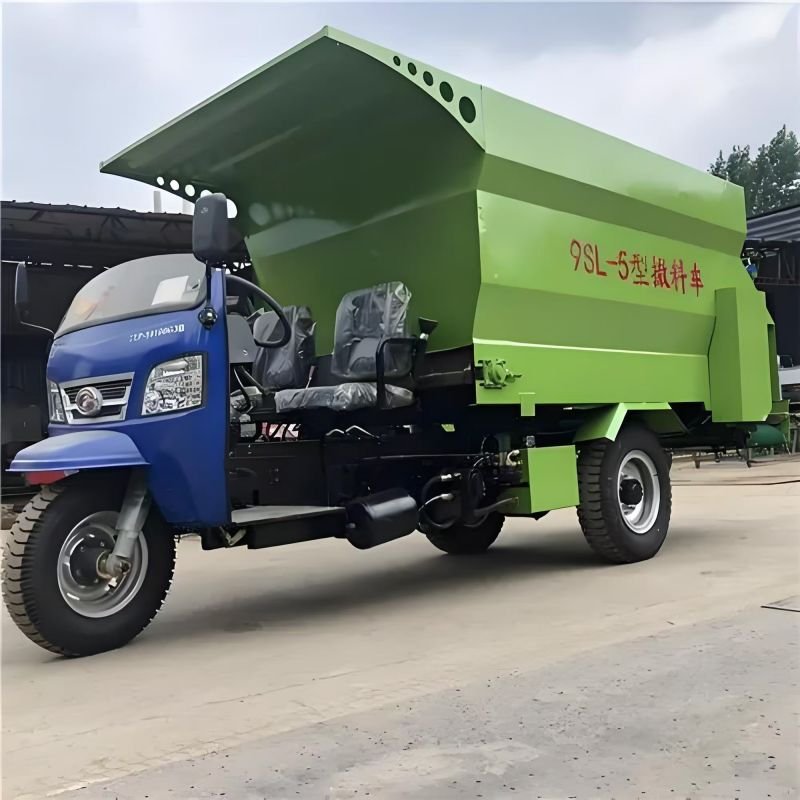 Hot sale automatic cattle feed animal feed spreader farm three wheel spreader