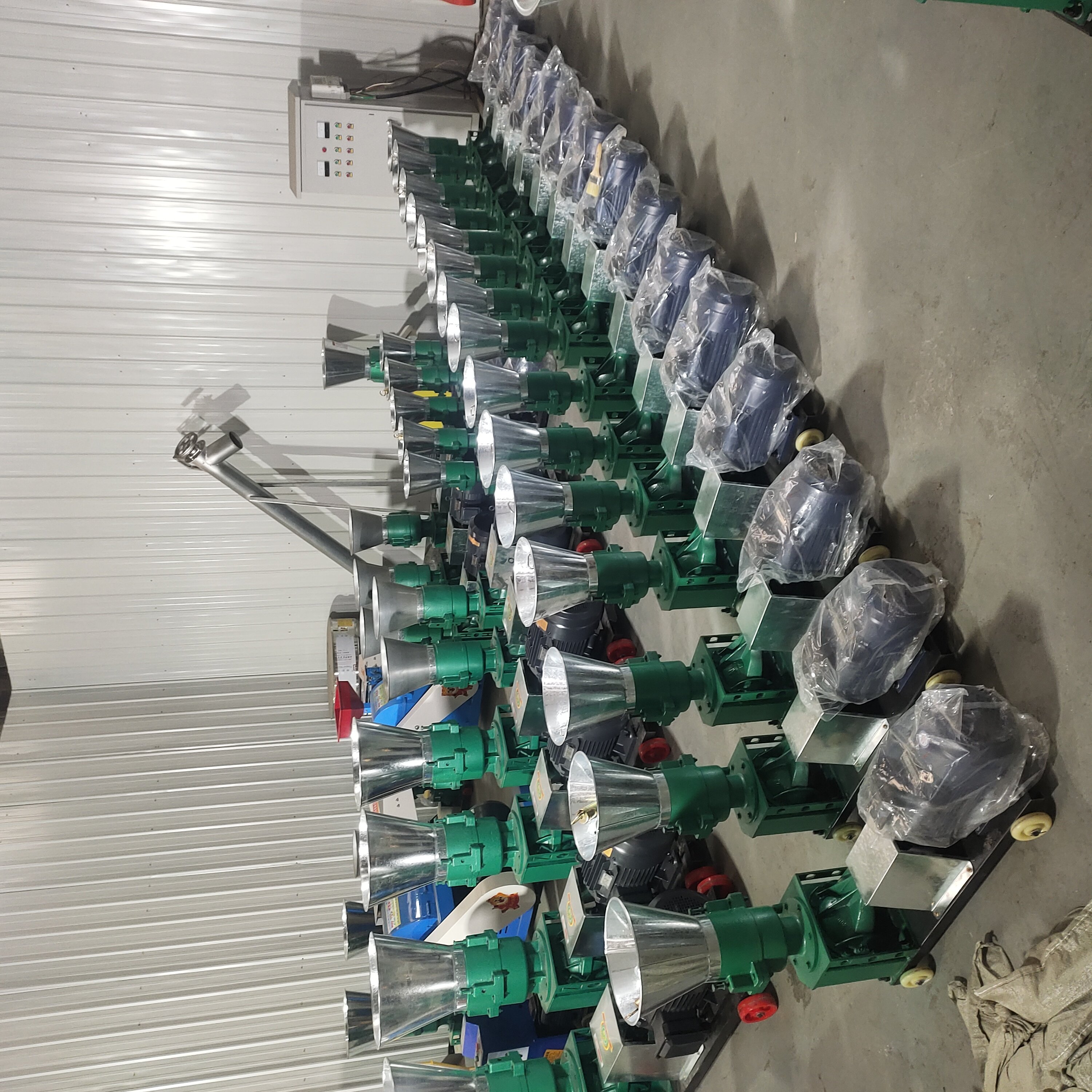 German Origin 150-200kg Animal Pellet Feeding Machine New Pigs Rabbits Chickens Ducks Fodder Feed Processing Engine Motor