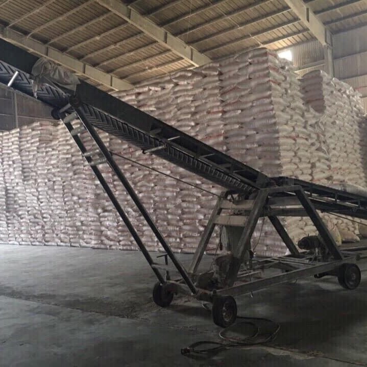 Dry powder animal feed for fish chicken pig cow.