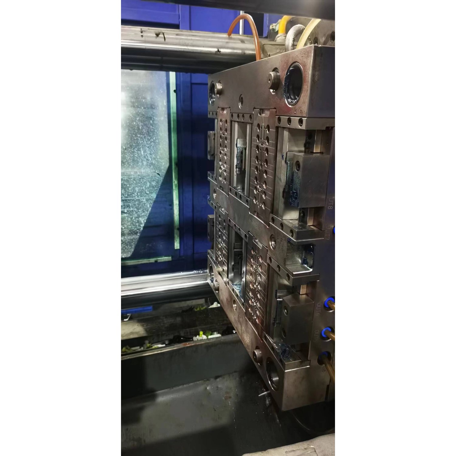 Manufacture lotion pump aerosol valve foam pump head and trigger type spray precision mold. Connecting seat plastic mold.