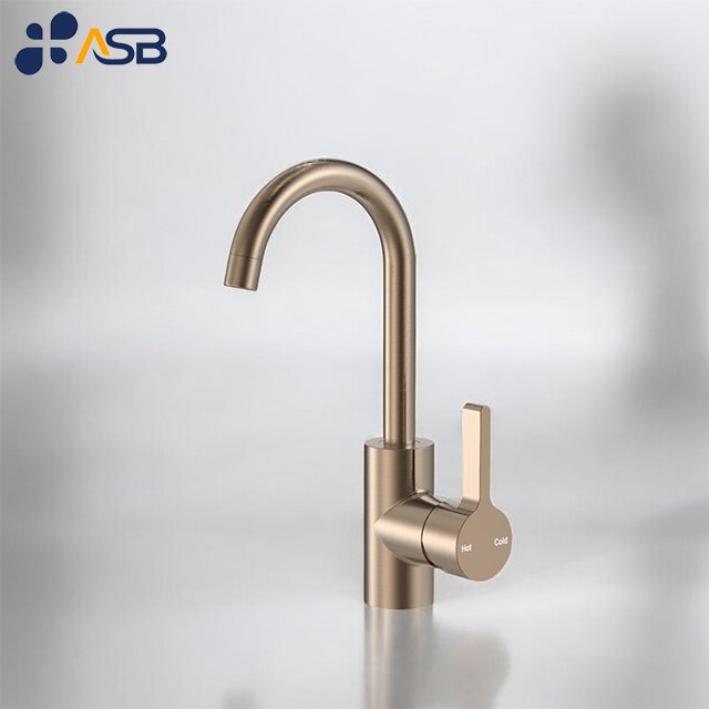 Modern Single-Hole Kitchen Tap Faucet with Pull-Down Spray Hot Cold Water Valve for Home Hotel Apartment Brushed BRZ Sink Mixer