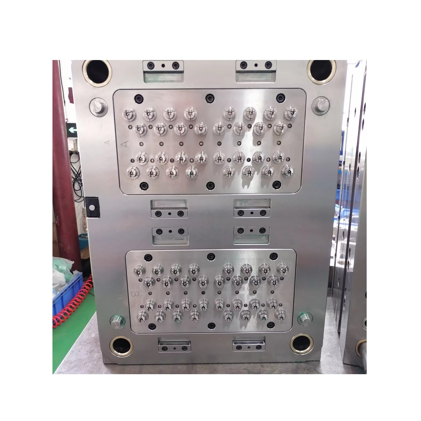 Specializing in the manufacture of emulsion pump - aerosol valve - foam pump head and manual trigger sprayer mold. Sprayin mould