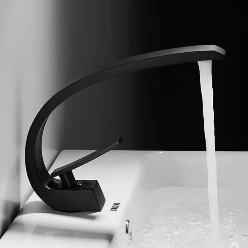 Modern Antique Brass Single Handle Bathroom Basin Faucet Deck Mounted Pull-Out Spray Ceramic Valve Core Hot Cold Water Function