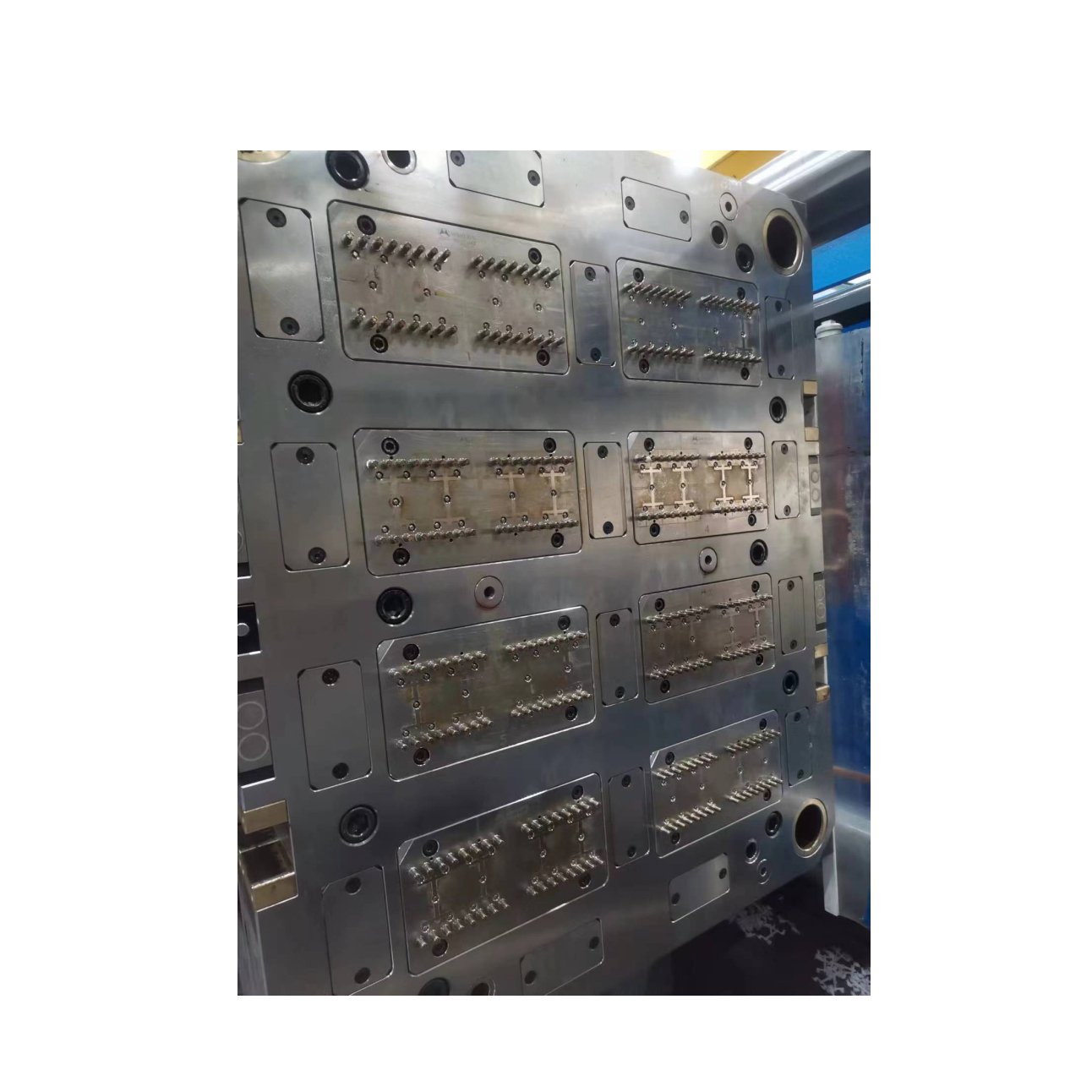 Specializing in manufacturing precision molds. Spray valve spray pump head aerosol valve-valve stem mold.