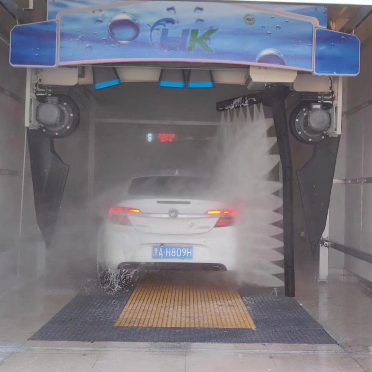 The world's best-selling 360 high-pressure touchless car wash machine for parking lots