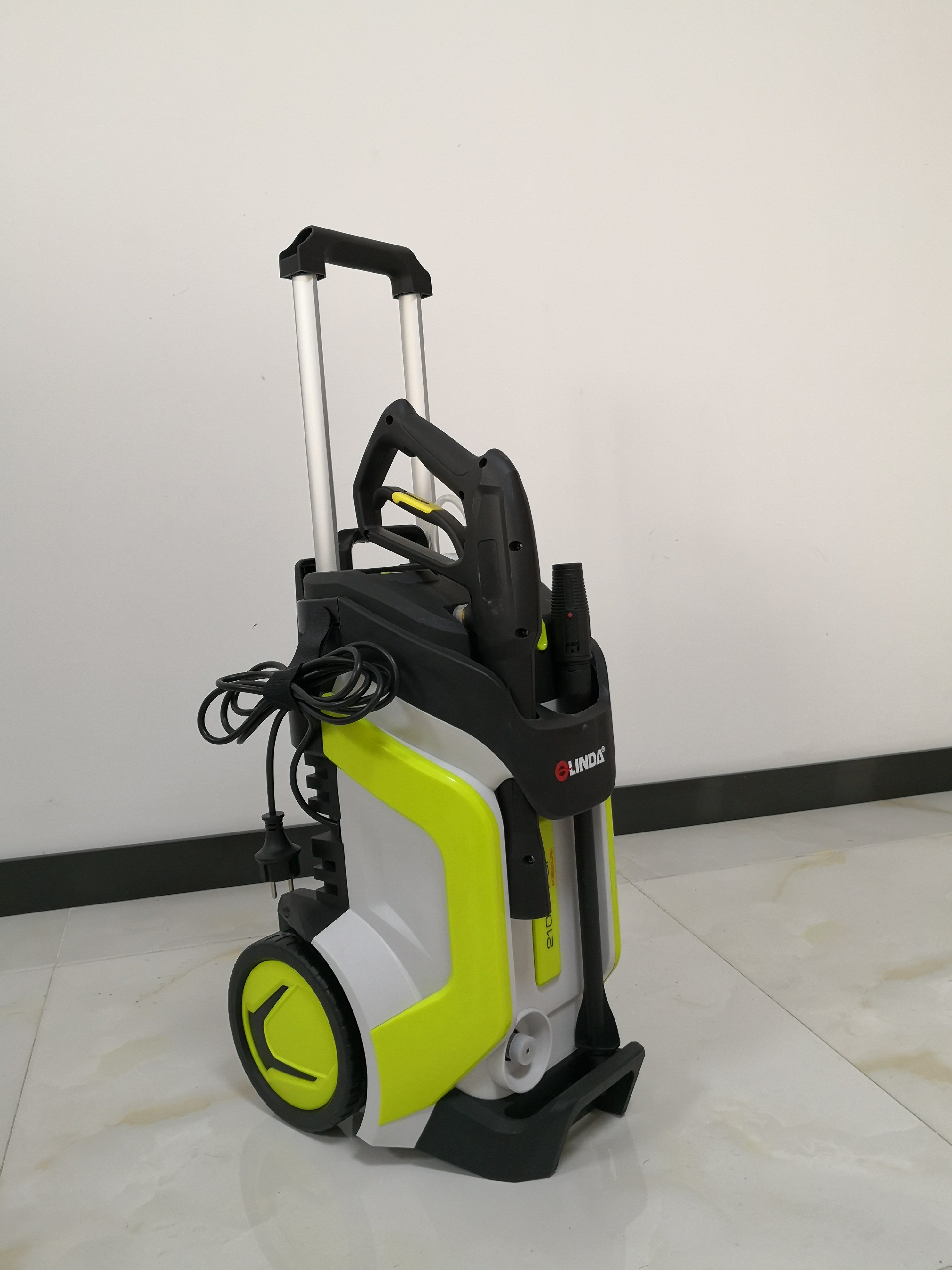 Lifelong OLINDA High Pressure Washer with Wheels 2000W Universal Motor, Max. Pressure-165 Bar, Working pressure 100-140bar