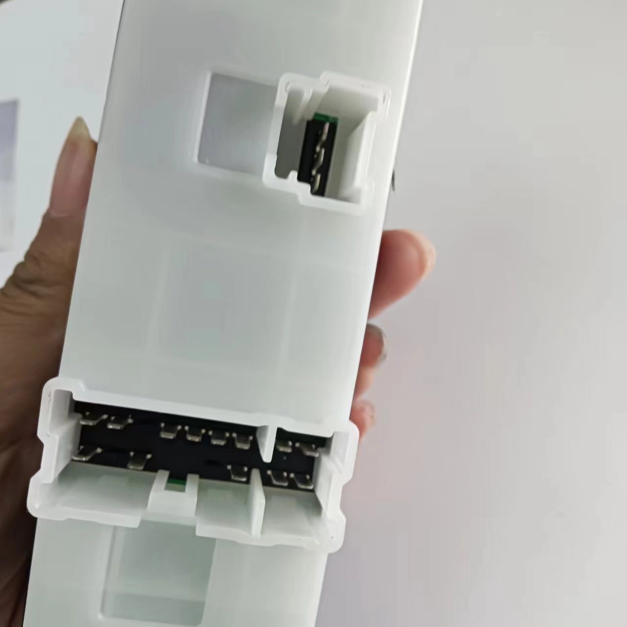 Front Left Power Window Switch 25401-EB30B 25401-BB60B 25401-4X00D 25401-4X01D 25401-BB65B Fit for Nissan Navara Qashqai
