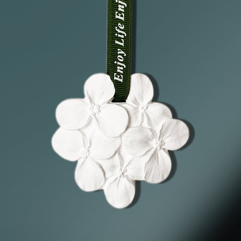 Hot Selling Stocked Wholesale Scented Ceramic Aroma Flower Fragrance Essential Oil Diffuser Hanging Wardrobe Car Air Freshener