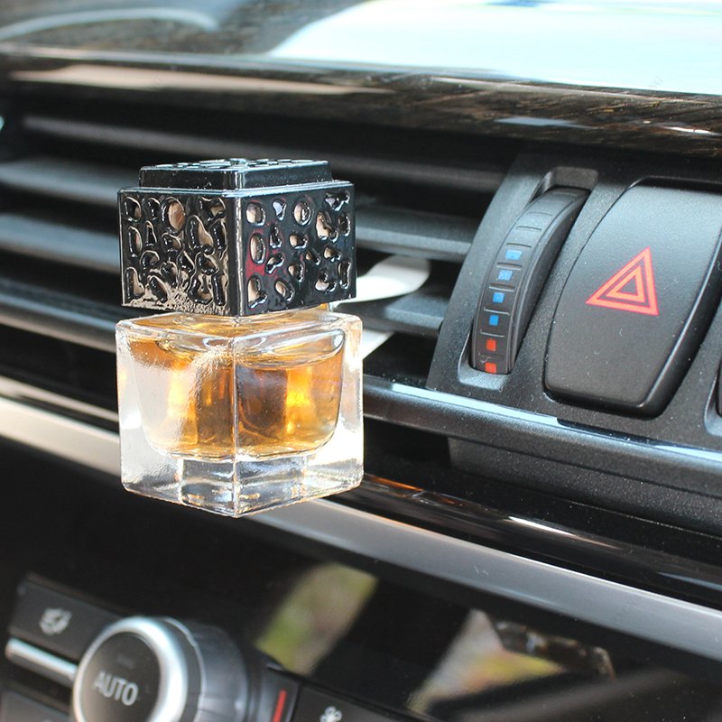 Luxury Car Vent Clip 5ml 8ml 10ml Hanging Round Aroma Air Freshener Car Fragrance Diffuser Bottle With Metal Lid Wholesale