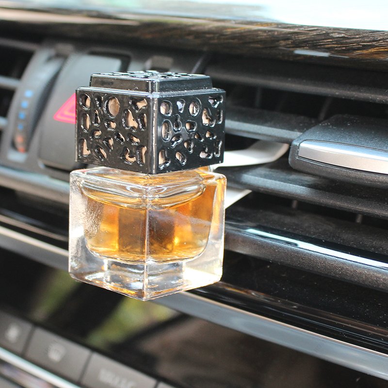 Luxury Car Vent Clip 5ml 8ml 10ml Hanging Round Aroma Air Freshener Car Fragrance Diffuser Bottle With Metal Lid Wholesale
