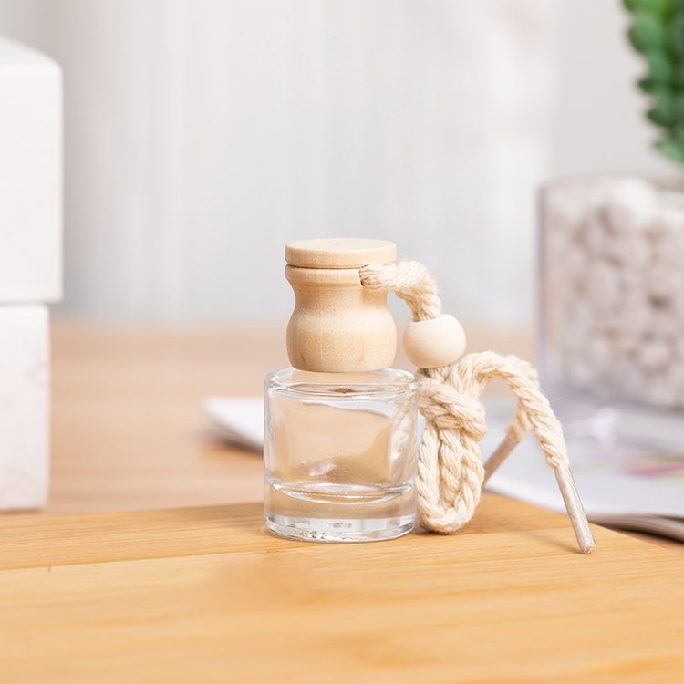 Xiangdiya Luxury Modern Style 8ml Diamond Glass Perfume Bottle Wine Glass Cap Hanging Windscreen Car Diffuser Wood Car Freshener