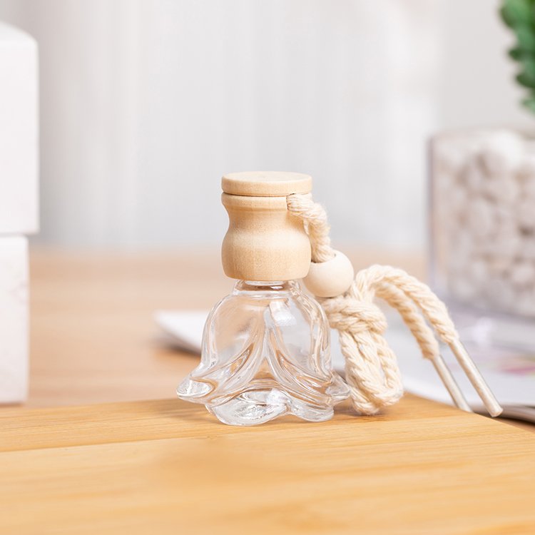 Xiangdiya Luxury Modern Style 8ml Diamond Glass Perfume Bottle Wine Glass Cap Hanging Windscreen Car Diffuser Wood Car Freshener