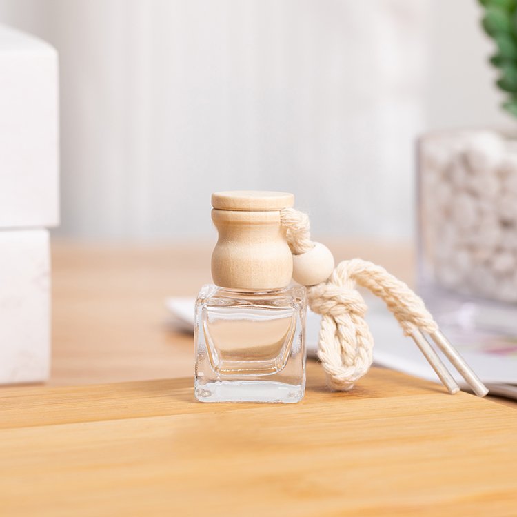 Xiangdiya Luxury Modern Style 8ml Diamond Glass Perfume Bottle Wine Glass Cap Hanging Windscreen Car Diffuser Wood Car Freshener