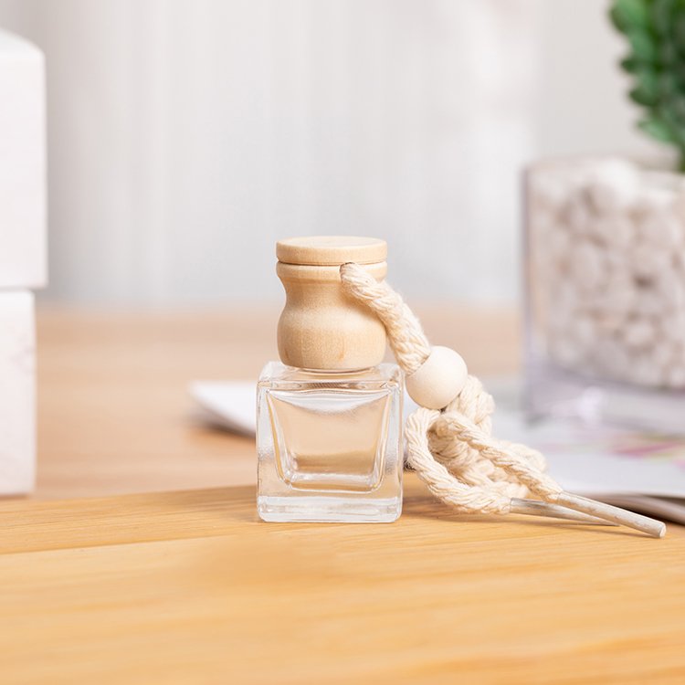 Xiangdiya Luxury Modern Style 8ml Diamond Glass Perfume Bottle Wine Glass Cap Hanging Windscreen Car Diffuser Wood Car Freshener
