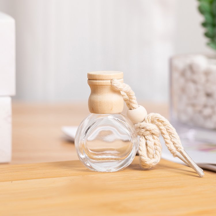 Xiangdiya Luxury Modern Style 8ml Diamond Glass Perfume Bottle Wine Glass Cap Hanging Windscreen Car Diffuser Wood Car Freshener