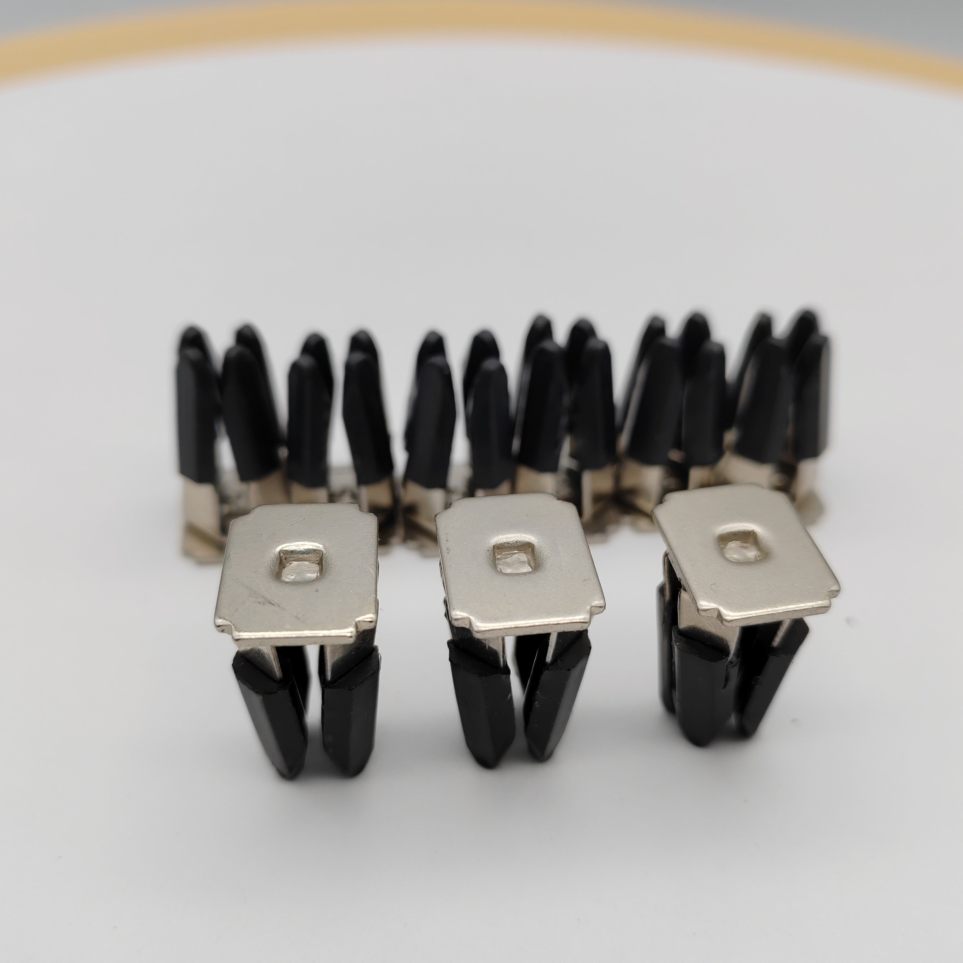 Modern Metal Car Vent Perfume Clip Solid Air Freshener Diffuser with Fragrance Capacity Car Accessories
