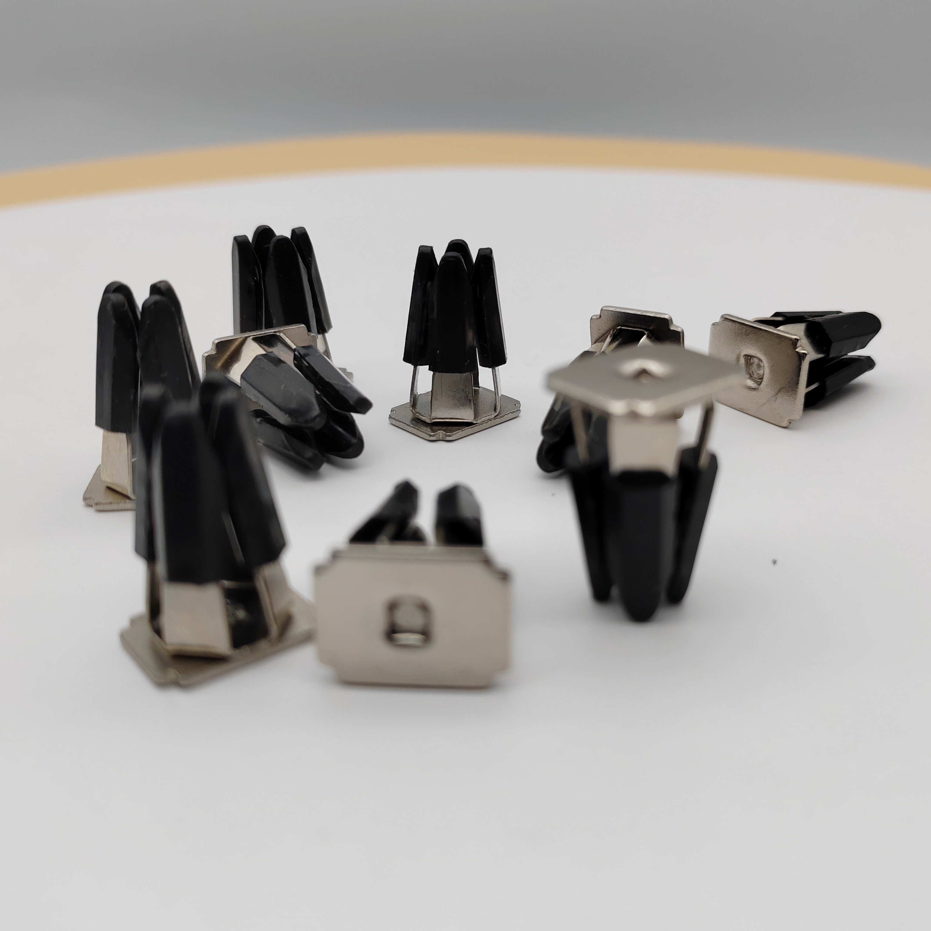 Modern Metal Car Vent Perfume Clip Solid Air Freshener Diffuser with Fragrance Capacity Car Accessories