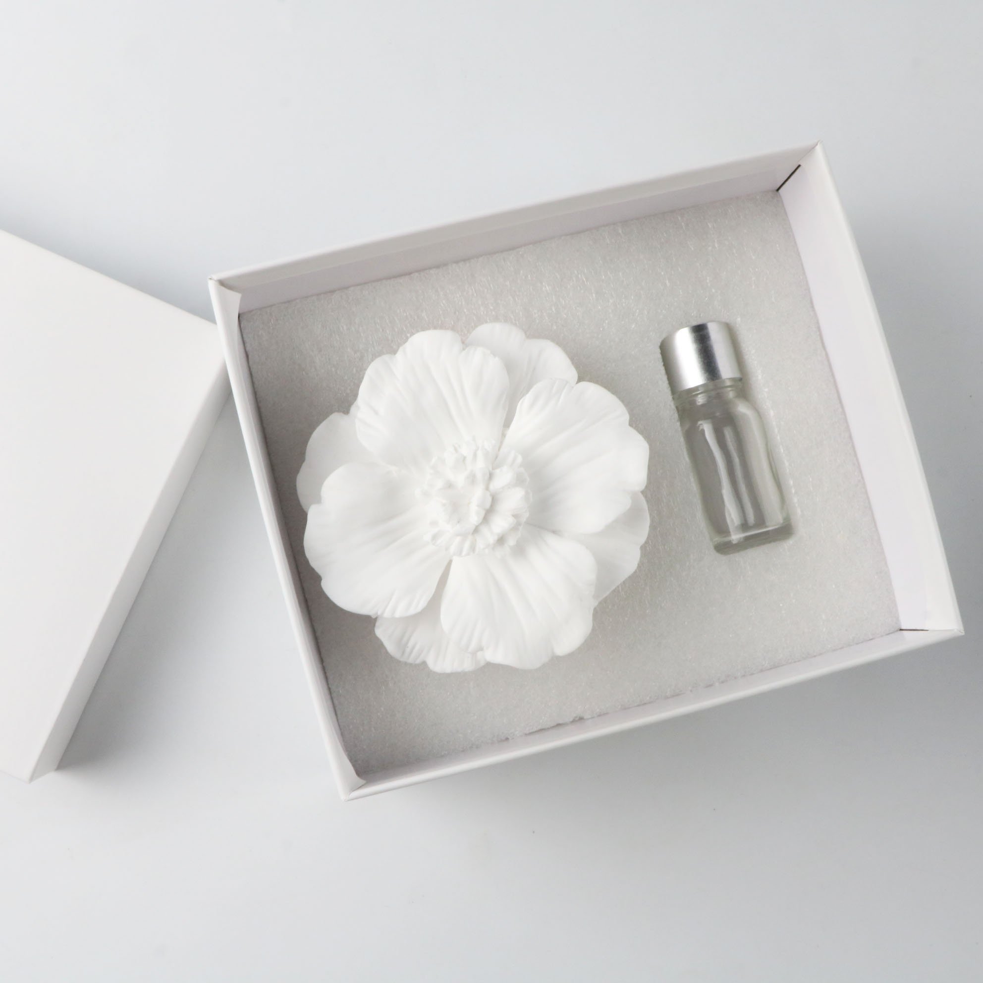 Factory Wholesale White Home Car Air Freshener Decoration Scented Ceramic Aroma Flower Porcelain Wood Essential Oil Diffuser