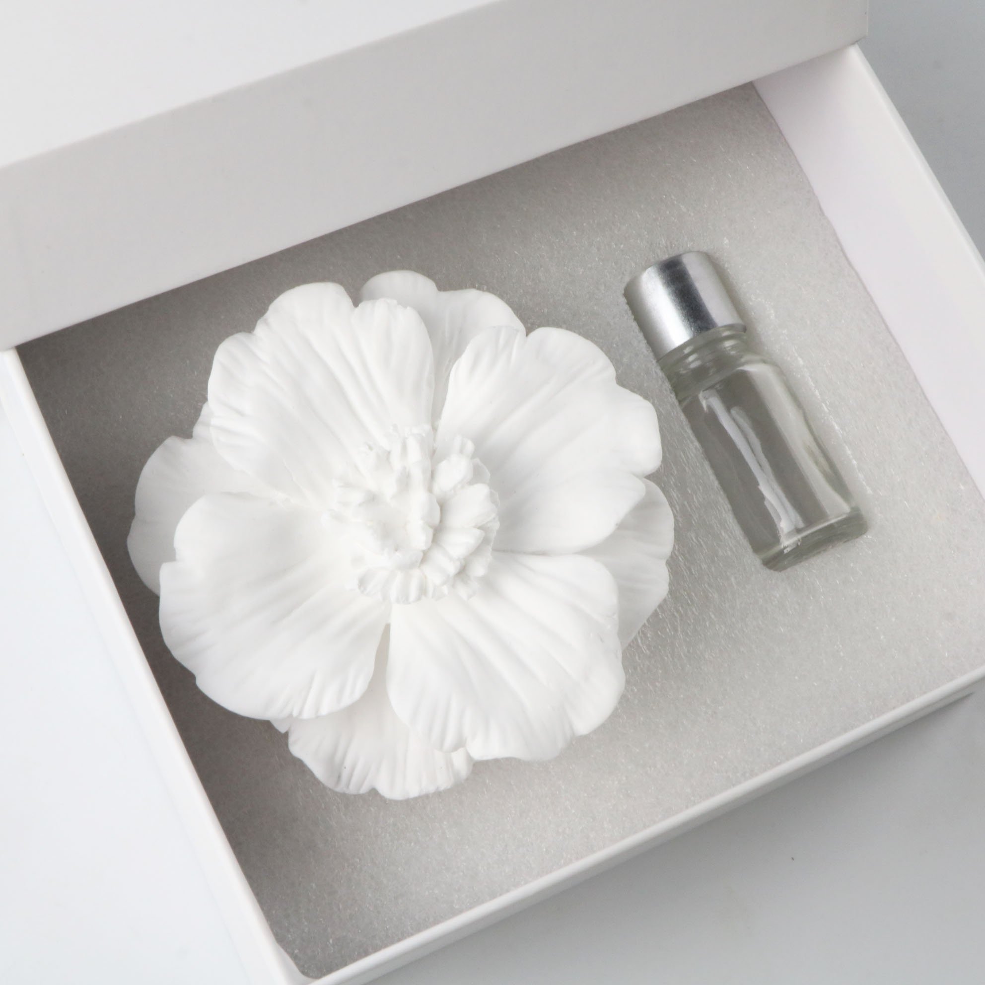 Factory Wholesale White Home Car Air Freshener Decoration Scented Ceramic Aroma Flower Porcelain Wood Essential Oil Diffuser