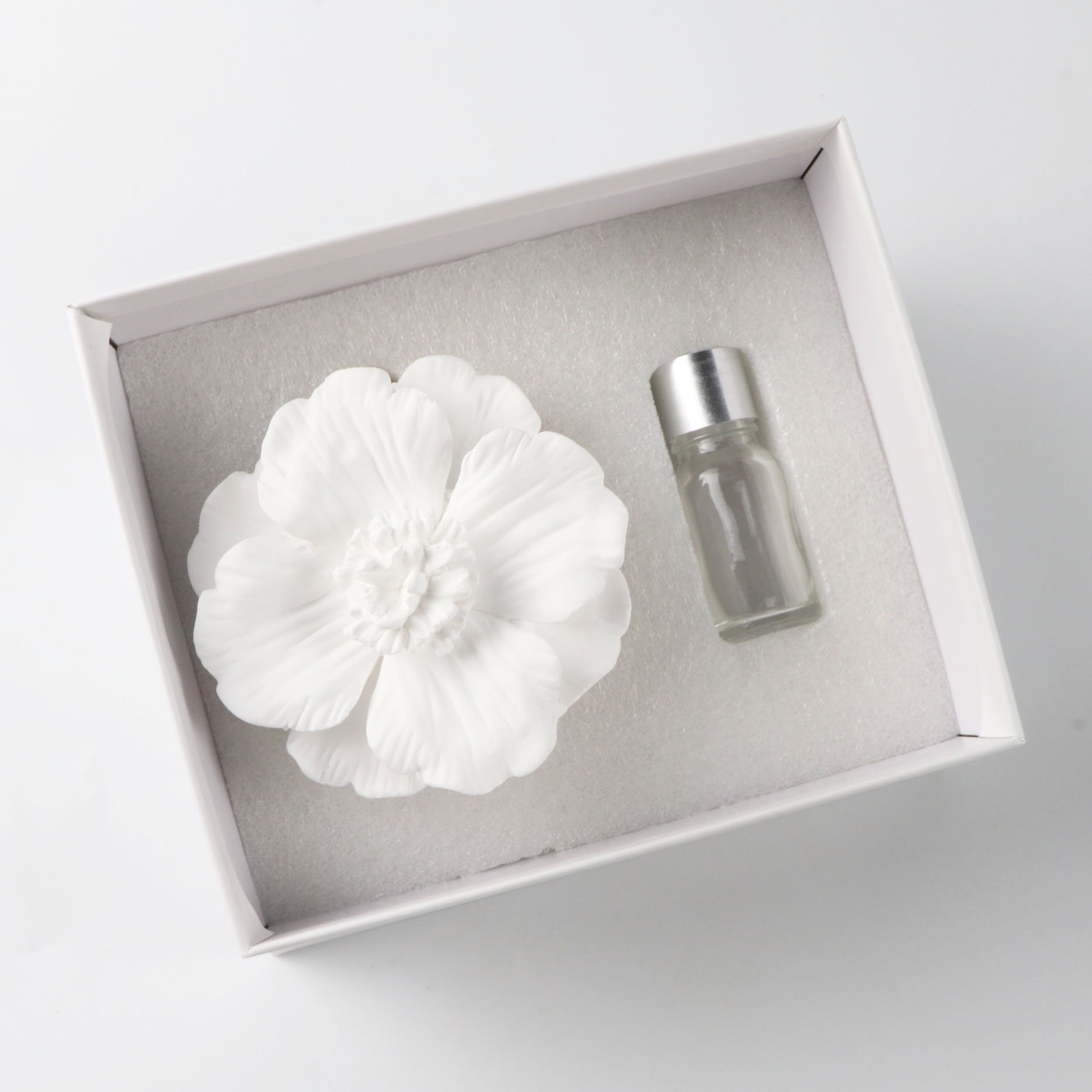 Factory Wholesale White Home Car Air Freshener Decoration Scented Ceramic Aroma Flower Porcelain Wood Essential Oil Diffuser