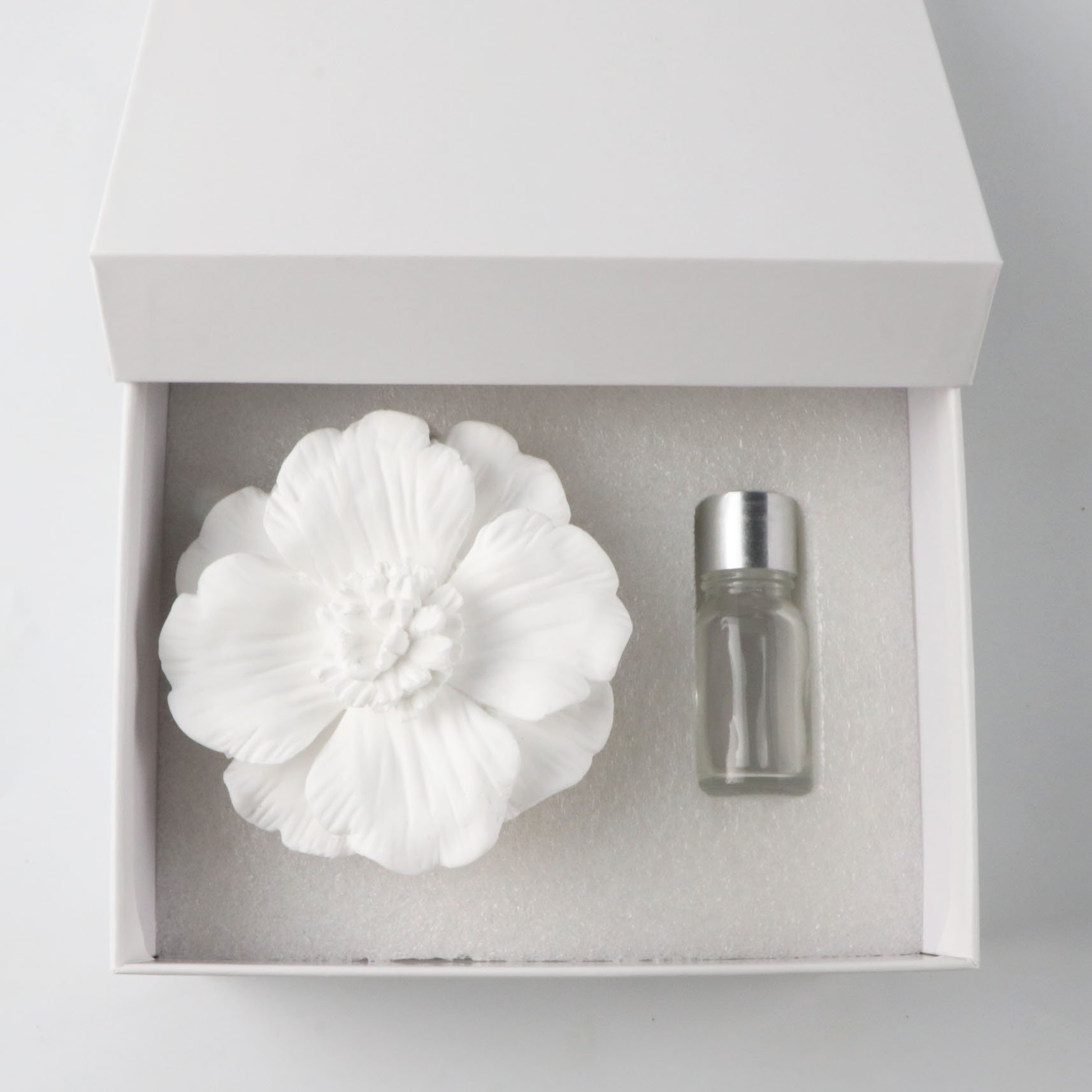 Factory Wholesale White Home Car Air Freshener Decoration Scented Ceramic Aroma Flower Porcelain Wood Essential Oil Diffuser