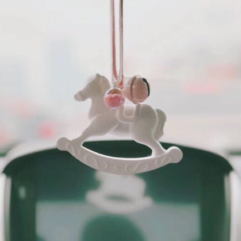 White Ceramic Horse Shaped Hanging Car Wardrobe Air Freshener Home Decoration Scented Porcelain Essential Oil Fragrance Diffuser