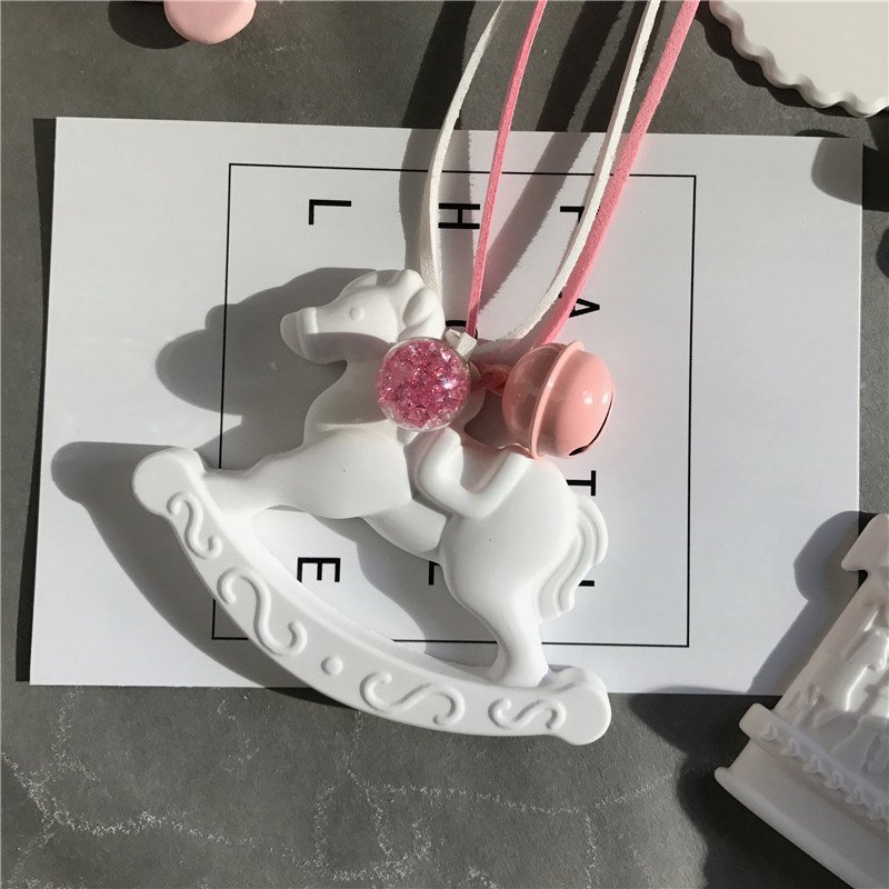 White Ceramic Horse Shaped Hanging Car Wardrobe Air Freshener Home Decoration Scented Porcelain Essential Oil Fragrance Diffuser