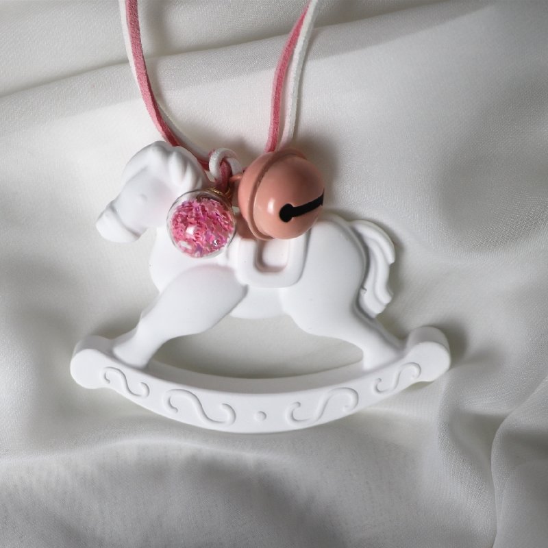 White Ceramic Horse Shaped Hanging Car Wardrobe Air Freshener Home Decoration Scented Porcelain Essential Oil Fragrance Diffuser