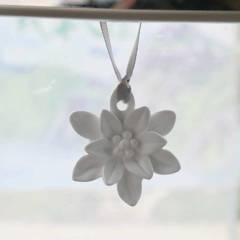 White Ceramic Lotus Porcelain Flower Shaped Hanging Car Fragrance Essential Oil Aroma Plaster Diffuser Wardrobe Air Freshener