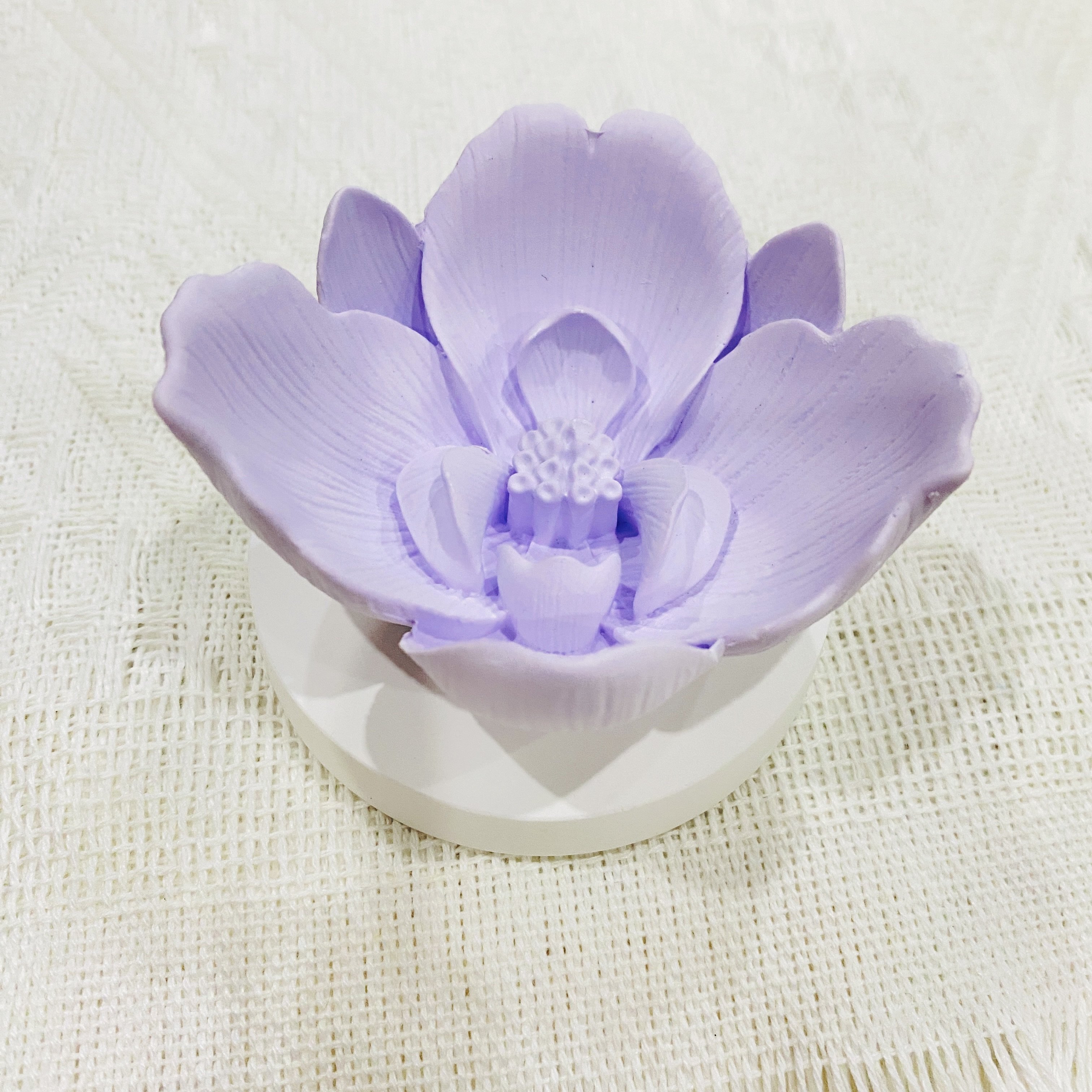 Wholesale Home Car Decoration Air Freshener Ceramic Scented Aroma Plaster Porcelain Flower Fragrance Essential Oil Diffuser