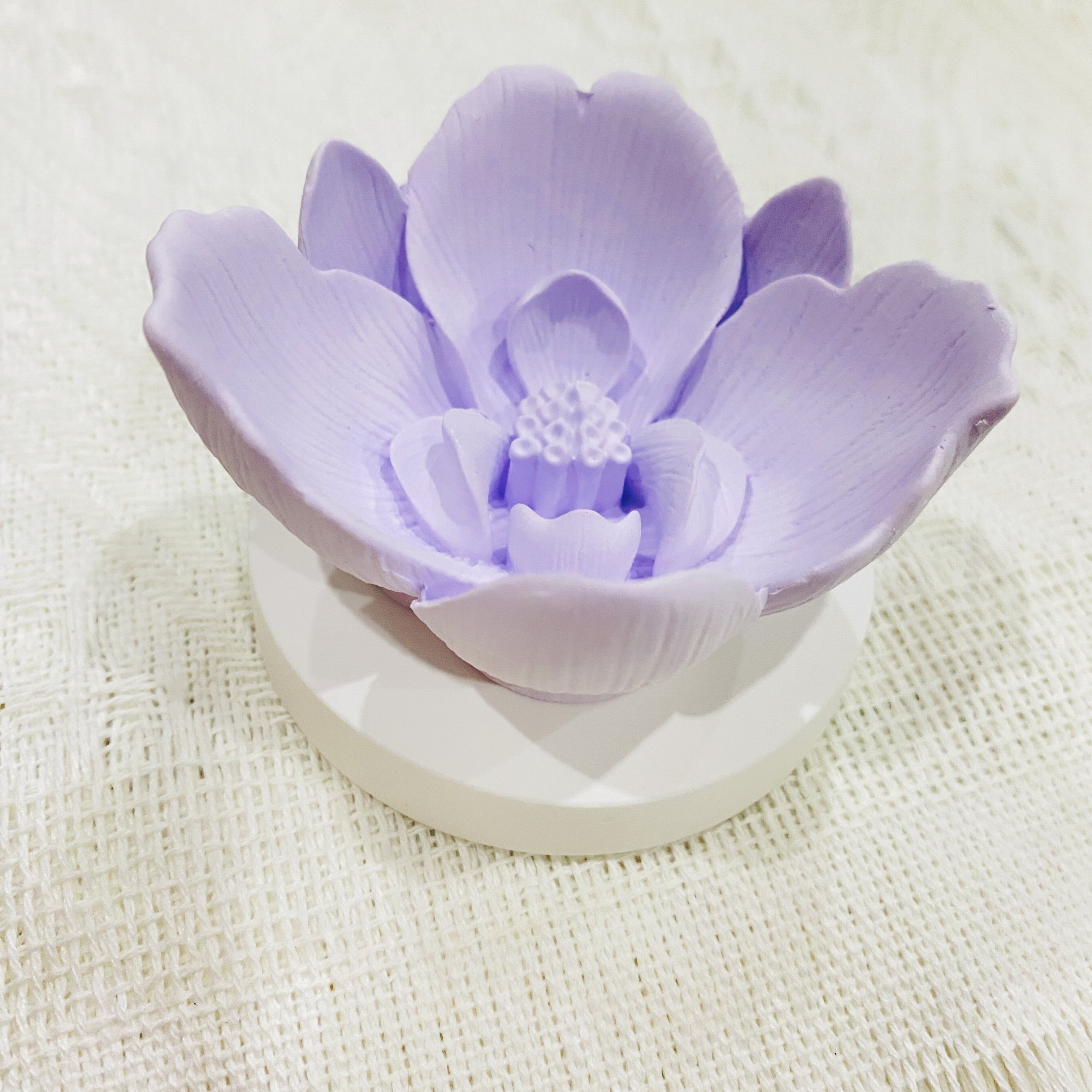 Wholesale Home Car Decoration Air Freshener Ceramic Scented Aroma Plaster Porcelain Flower Fragrance Essential Oil Diffuser