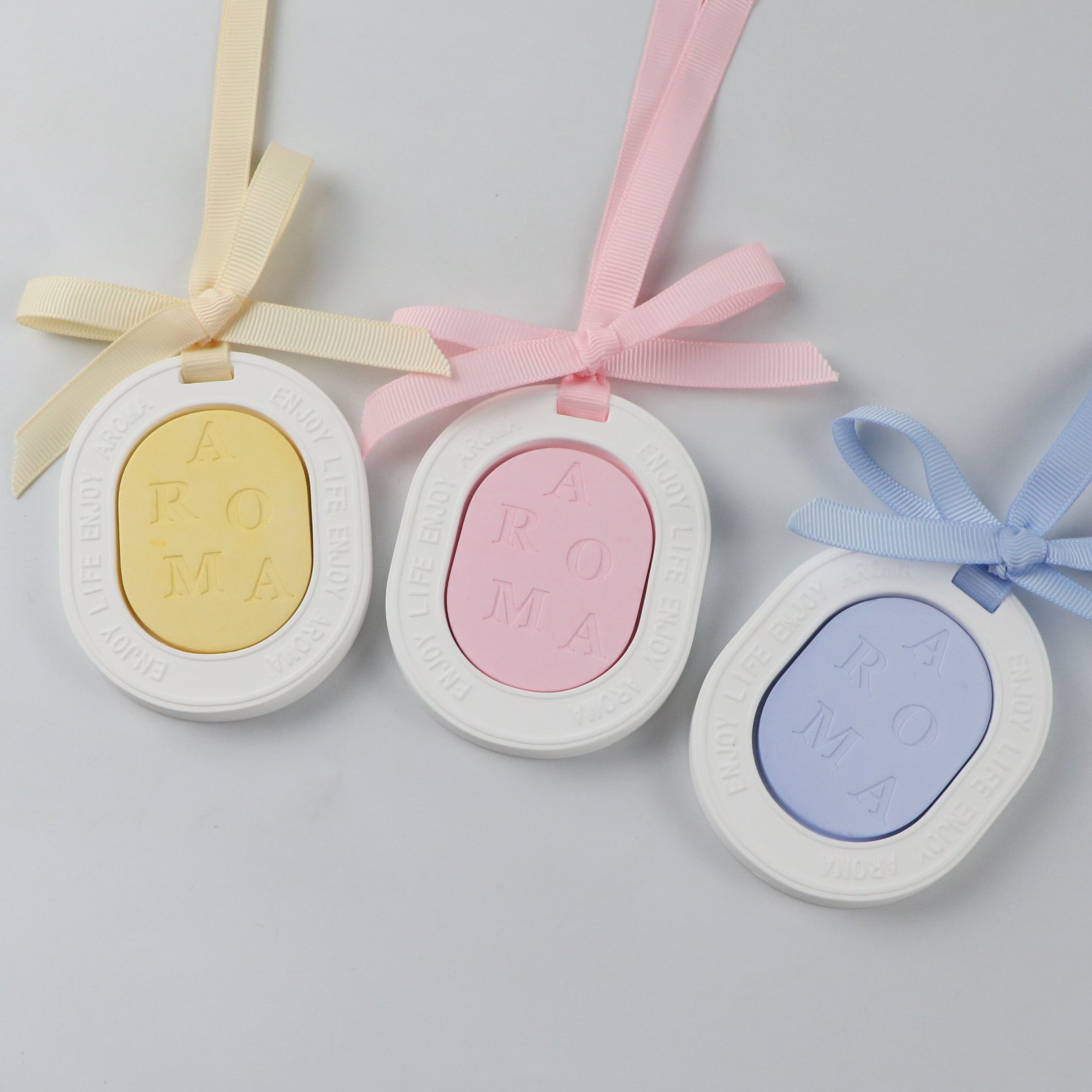 FinRu Stocked Wholesale Oval Scented Ceramic Aromatherapy Essential Oil Diffuser Hanging Car Aroma Pendant Air Freshener