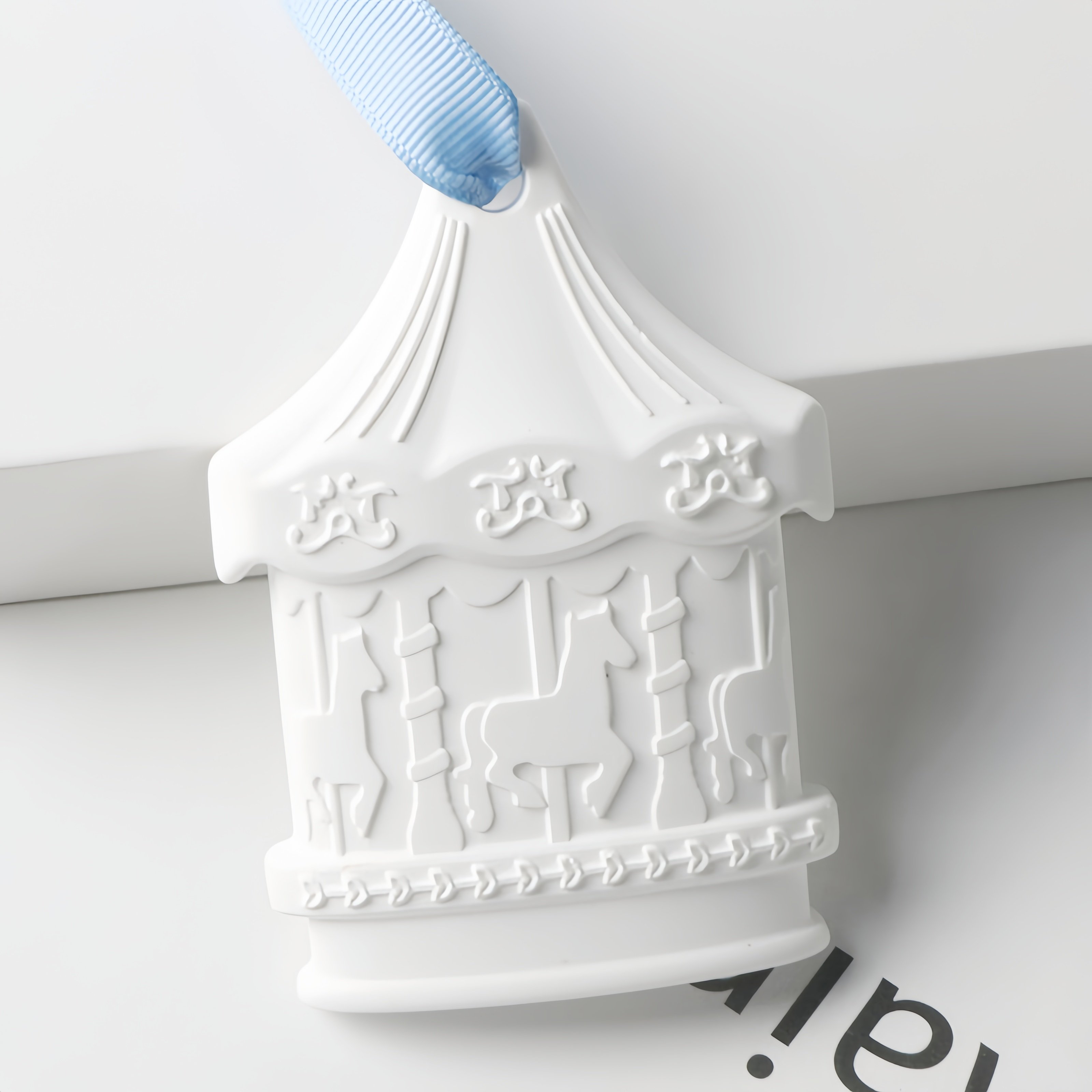 Hanging Wardrobe Air Freshener Car Pendant Scented Ceramic Aroma Plaster Porcelain Flower Essential Fragrance Oil Diffuser