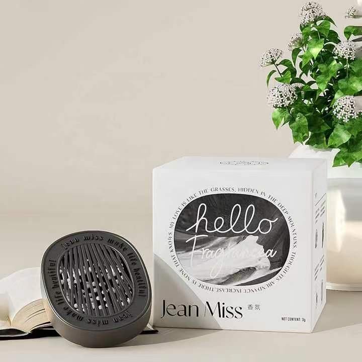 Wholesale customized Mini Internet Hot Car air freshening clip car perfume diffuser for car