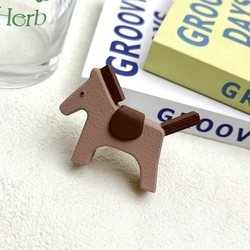 Taupe-pony