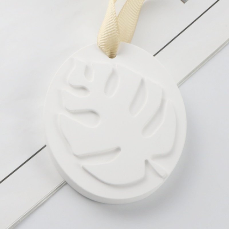 FinRu Customized Logo Oval Scented Ceramic Aromatherapy Essential Oil Fragrance Diffuser Hanging Car Aroma Air Freshener