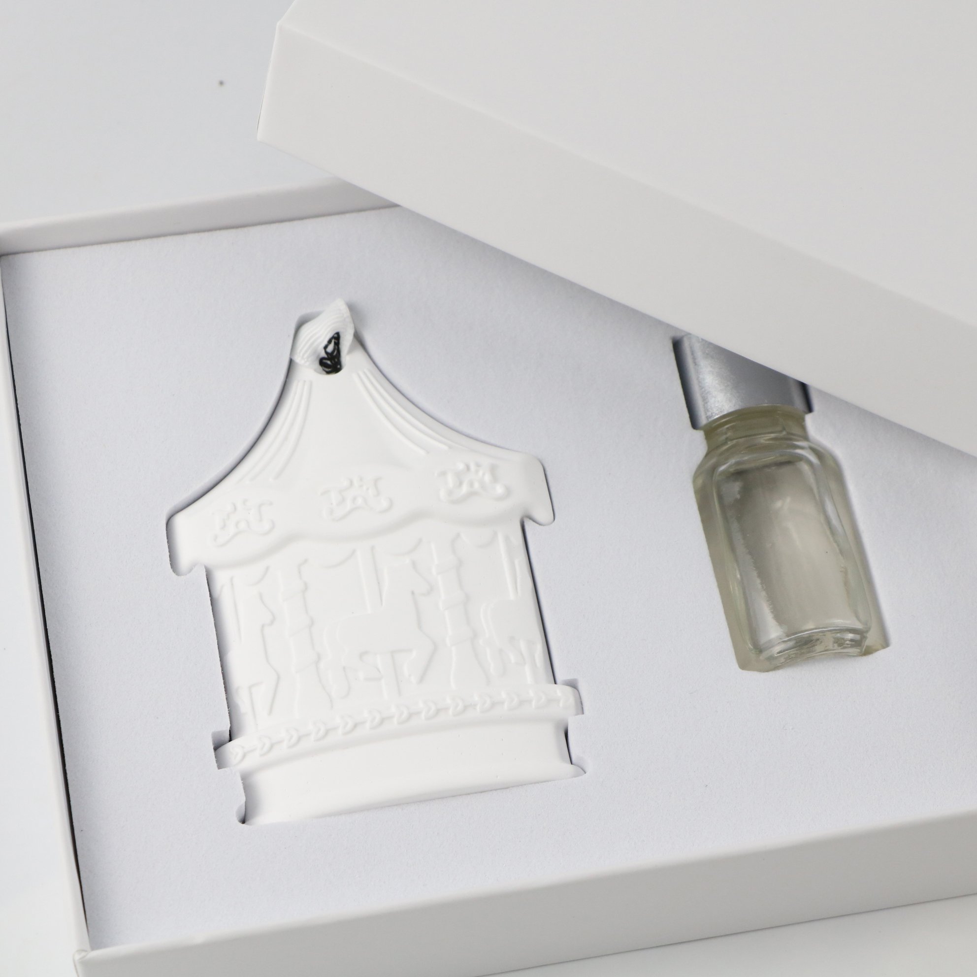 FinRu Wholesale Hanging Scented Ceramic Aroma Stone Porcelain Flower Essential Oil Fragrance Diffuser Plaster Car Air Freshener