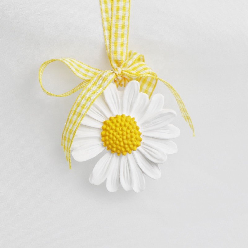 White Daisy Flower Shaped Scented Ceramic Aroma Plaster Porcelain Fragrance Essential Oil Diffuser Hanging Car Air Freshener