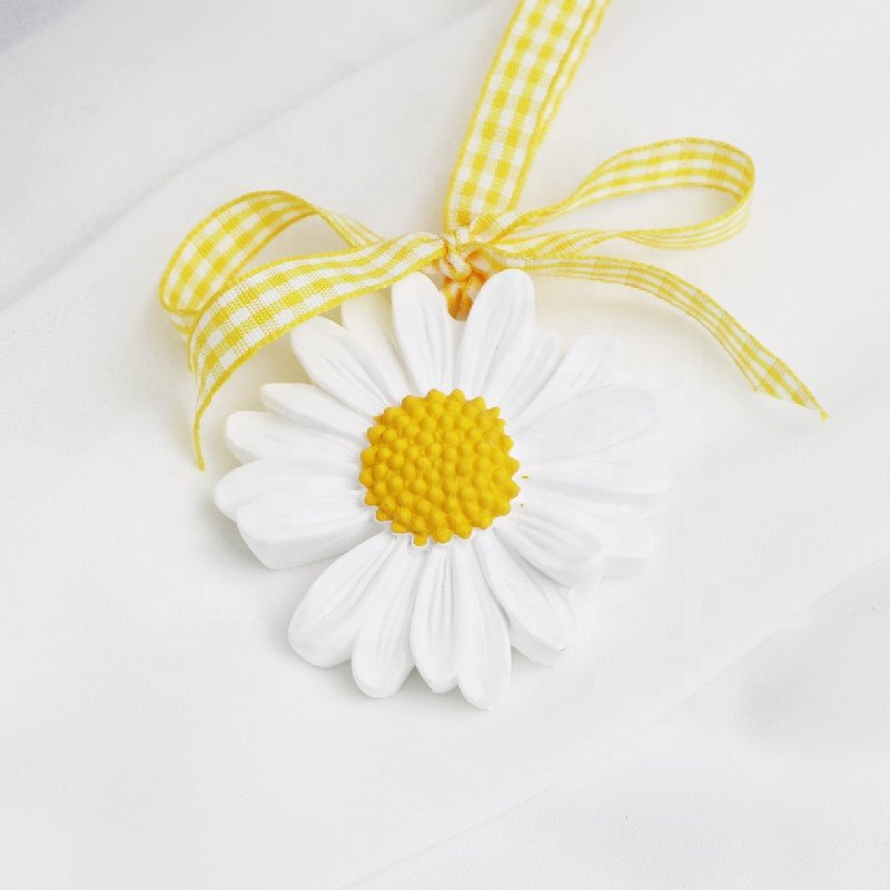 White Daisy Flower Shaped Scented Ceramic Aroma Plaster Porcelain Fragrance Essential Oil Diffuser Hanging Car Air Freshener