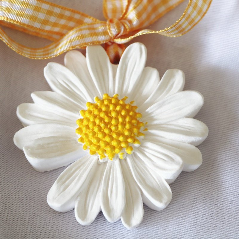 White Daisy Flower Shaped Scented Ceramic Aroma Plaster Porcelain Fragrance Essential Oil Diffuser Hanging Car Air Freshener