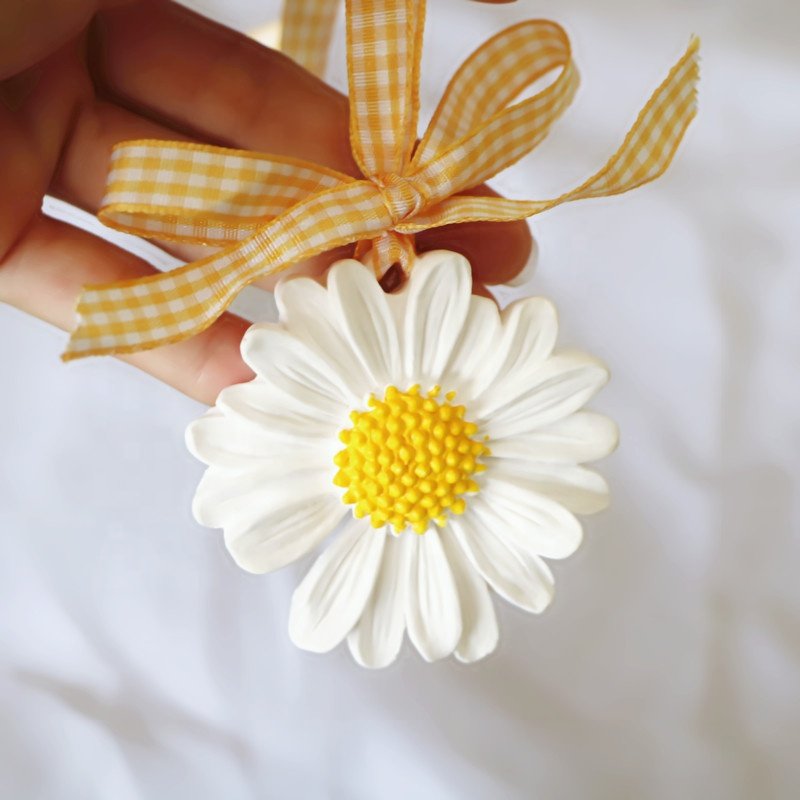 White Daisy Flower Shaped Scented Ceramic Aroma Plaster Porcelain Fragrance Essential Oil Diffuser Hanging Car Air Freshener