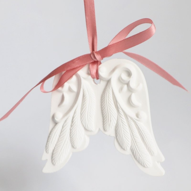 FinRu Wholesale Hanging Wing Shaped Car Wardrobe Air Freshener Scented Ceramic Aroma Plaster Porcelain Essential Oil Diffuser