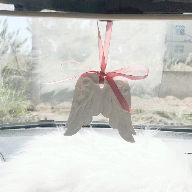 FinRu Wholesale Hanging Wing Shaped Car Wardrobe Air Freshener Scented Ceramic Aroma Plaster Porcelain Essential Oil Diffuser