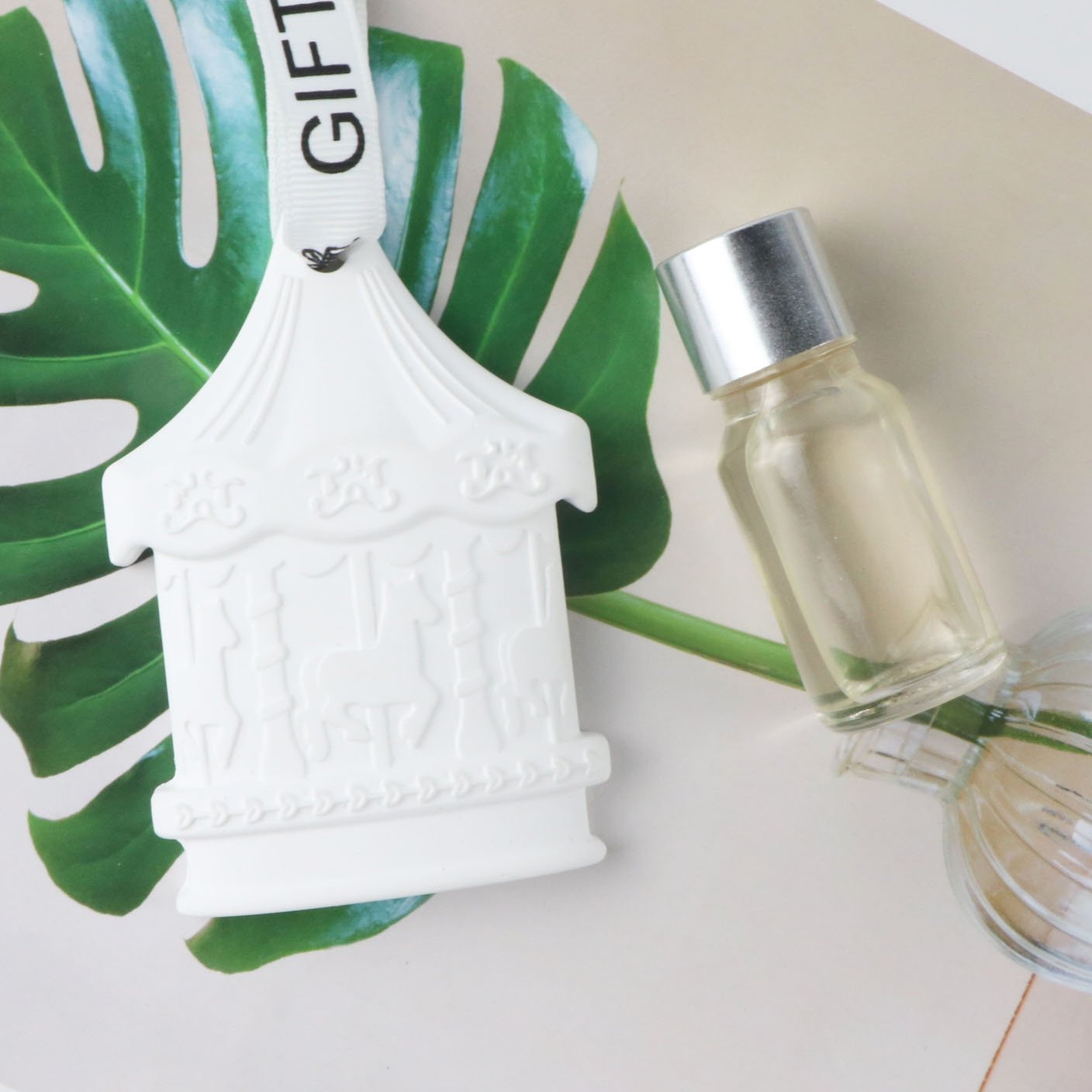 Wholesale Stocked Hanging Car Wardrobe Aroma Flower Air Freshener Scented Ceramic Porcelain Fragrance Essential Oil Diffuser