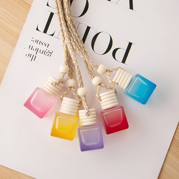 Modern Luxury Car Diffuser with 8ml Square Glass Bottle Matte Wood Hat Windscreen Hanging Perfume Bottle for Liquid Placement