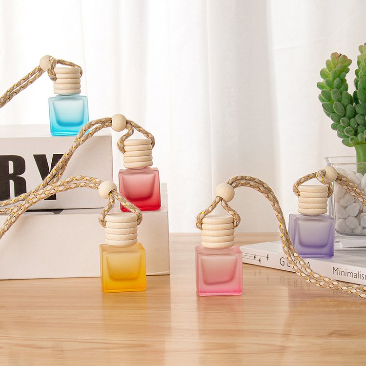 Modern Luxury Car Diffuser with 8ml Square Glass Bottle Matte Wood Hat Windscreen Hanging Perfume Bottle for Liquid Placement