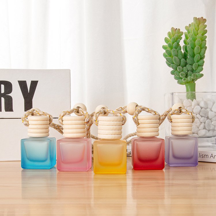 Modern Luxury Car Diffuser with 8ml Square Glass Bottle Matte Wood Hat Windscreen Hanging Perfume Bottle for Liquid Placement