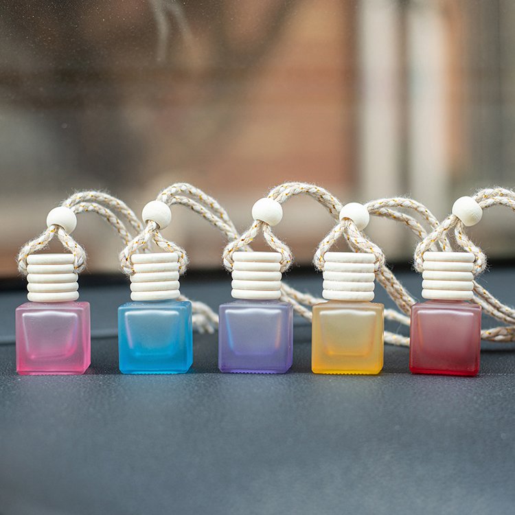 Modern Luxury Car Diffuser with 8ml Square Glass Bottle Matte Wood Hat Windscreen Hanging Perfume Bottle for Liquid Placement