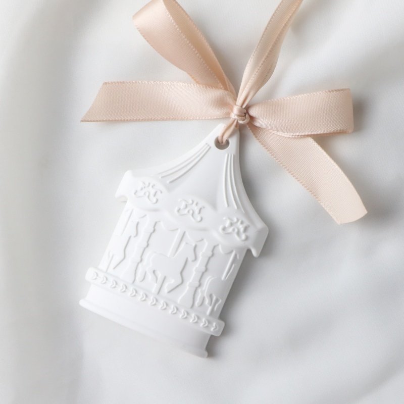 Hot Sell Home Car Wardrobe Air Freshener Hanging Ceramic Scented Aroma Plaster Porcelain Flower Fragrance Essential Oil Diffuser
