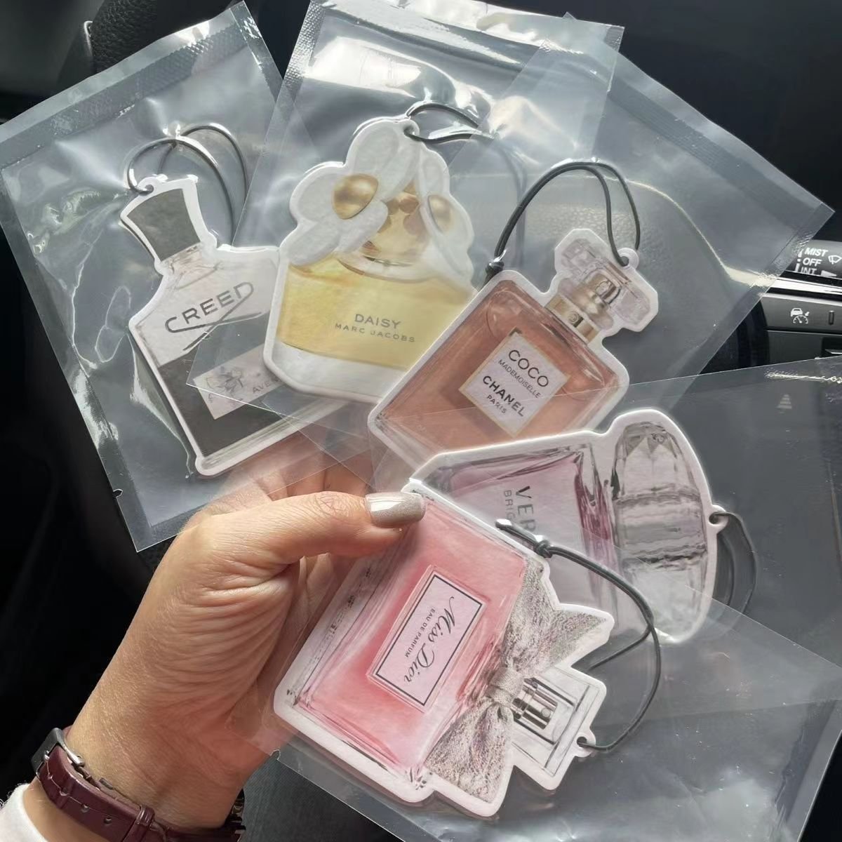 Fanshaped car freshener from hanging mirror type